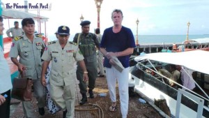 Miliardarul rus Sergei Polonsky este escortat de autorităţile din Cambodgia / foto: The Phnom Penh Post